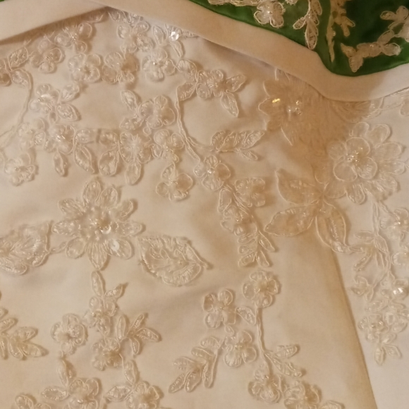 womans white n clover wedding dress - Picture 9 of 10